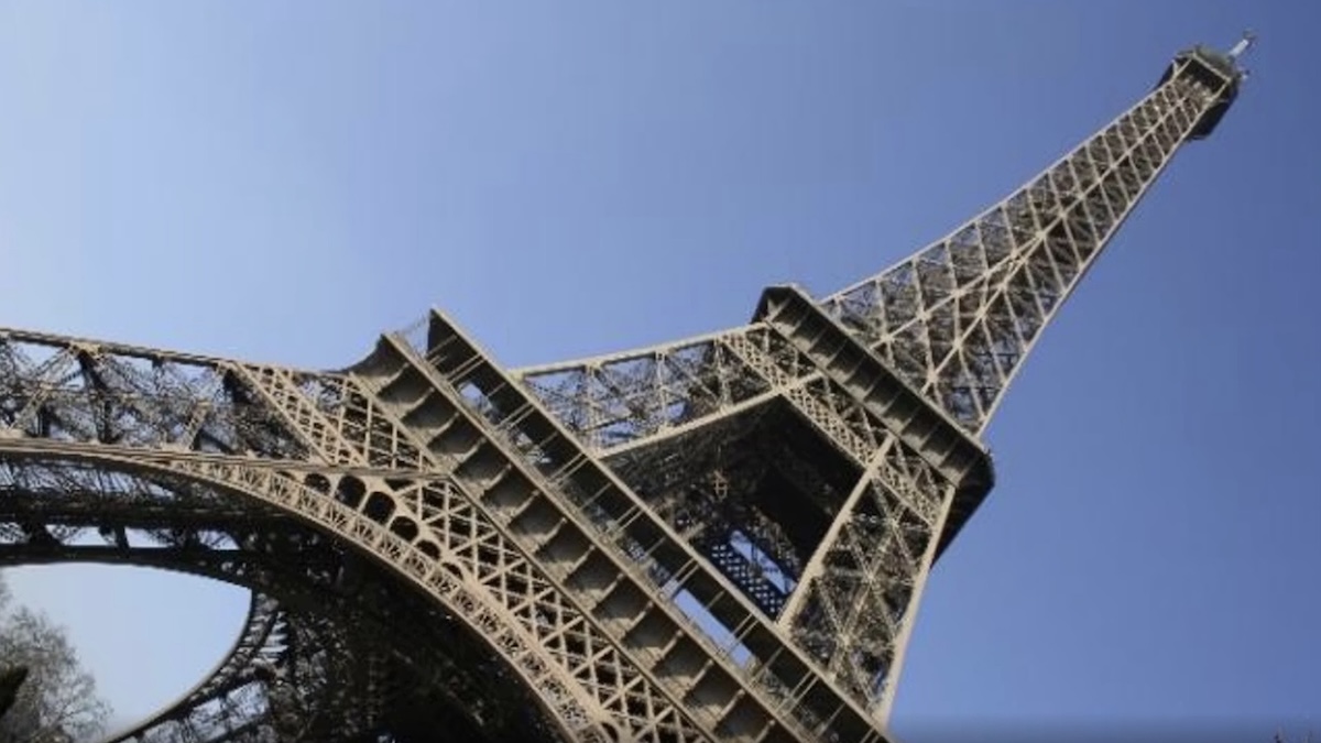 Allarme in Francia: blindata la Torre Eiffel, chiuse anche le scuole. Cosa sta succedendo