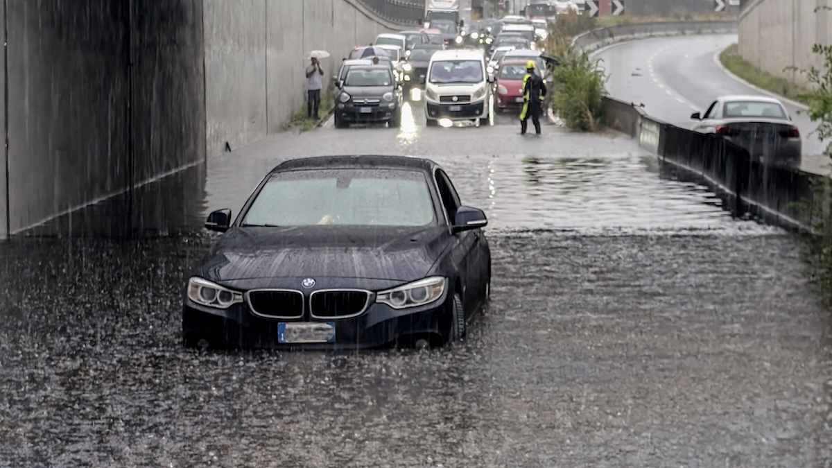 Allerta meteo Italia, emergenza paurosa: piogge torrenziali, dove si rischia di più domani