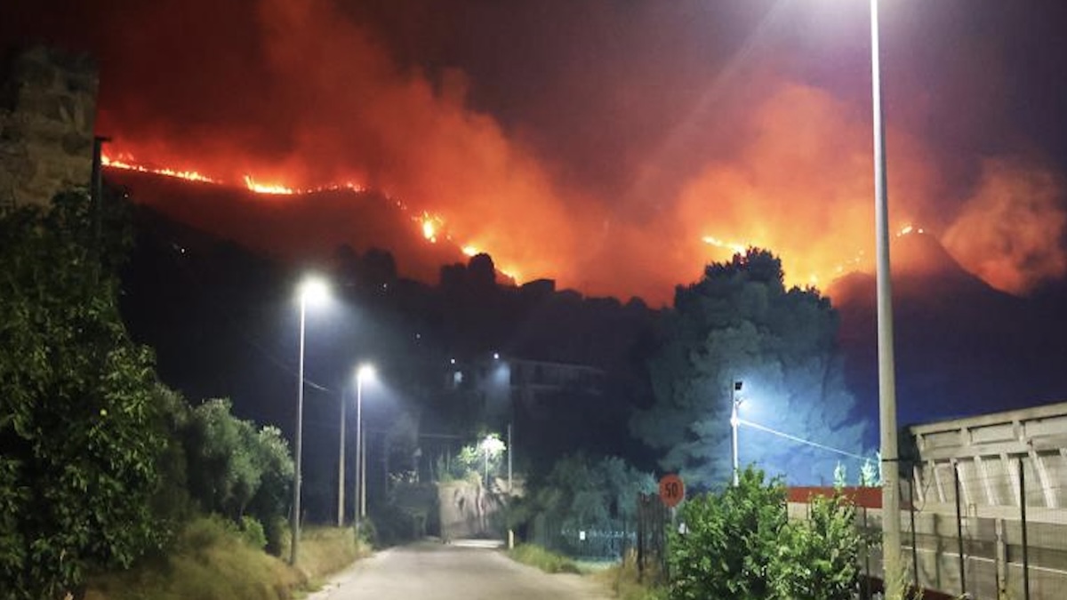 Incendi divorano tutto, la regione italiana brucia: 13 roghi nello stesso momento, è allarme