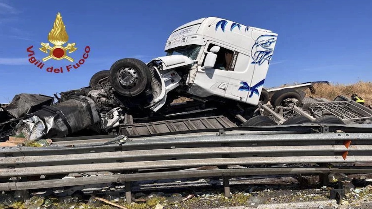 Camion si accartoccia sull’asfalto, è tragedia: lui sfonda il parabrezza e vola via, trovato così