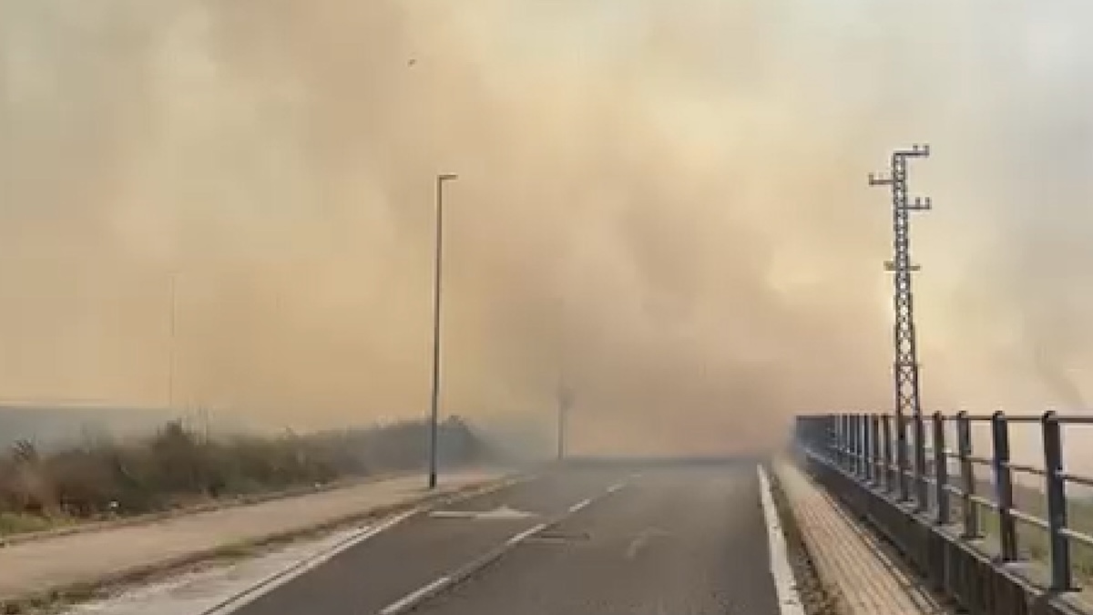 L’Italia brucia ancora, le fiamme inghiottono tutto: scena impressionante, strade blindate L’Italia brucia ancora, le fiamme inghiottono tutto: scena impressionante, strade blindate