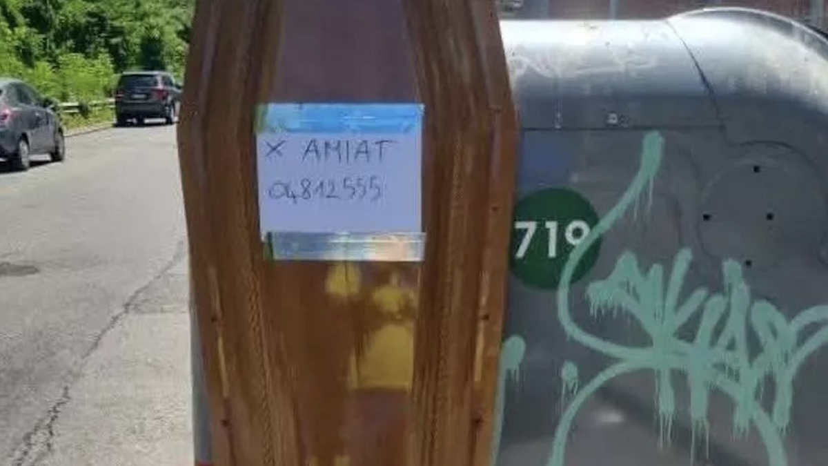 Italia, shock in strada: una bara davanti al cassonetto. “Dentro…”. Poi si scopre il mistero