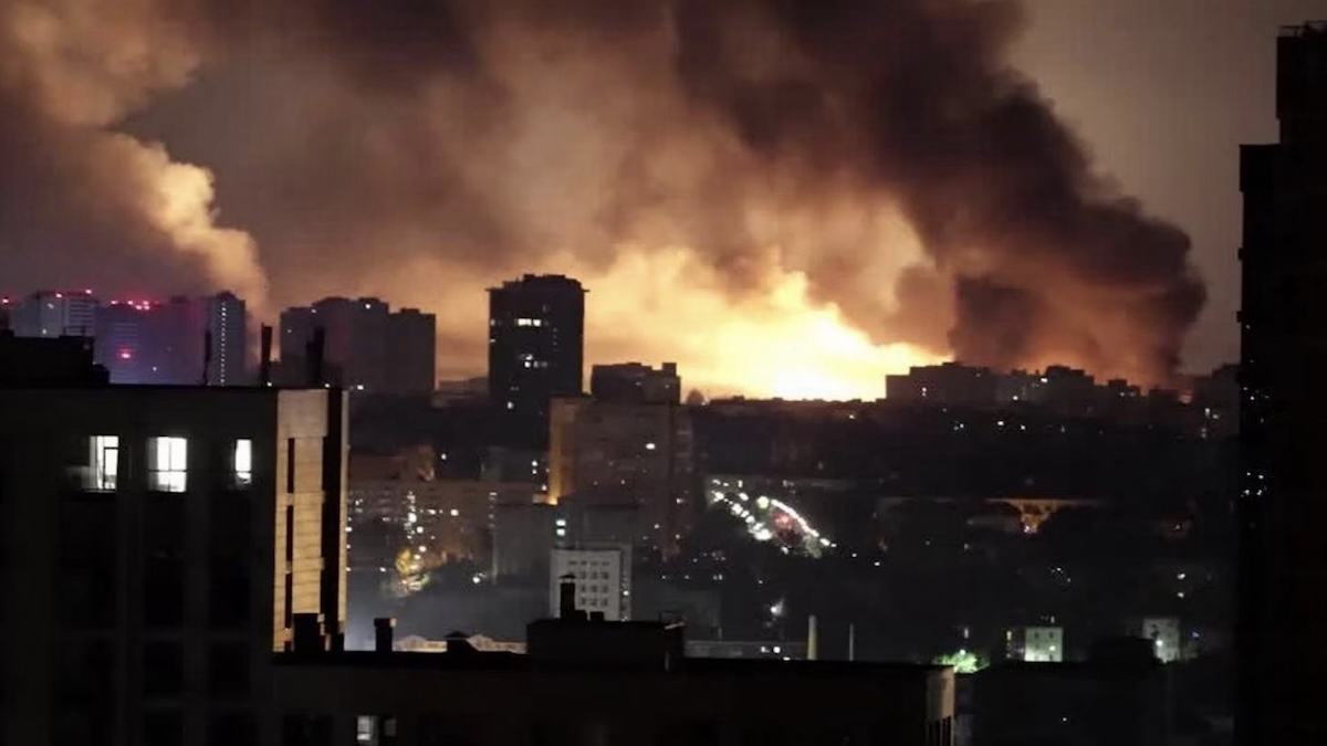 Raid russi da est a ovest, esplosioni nella notte in Ucraina. Trump: “Le armi a Kiev passeranno dalla Nato” Raid russi da est a ovest, esplosioni nella notte in Ucraina. Trump: “Le armi a Kiev passeranno dalla Nato”
