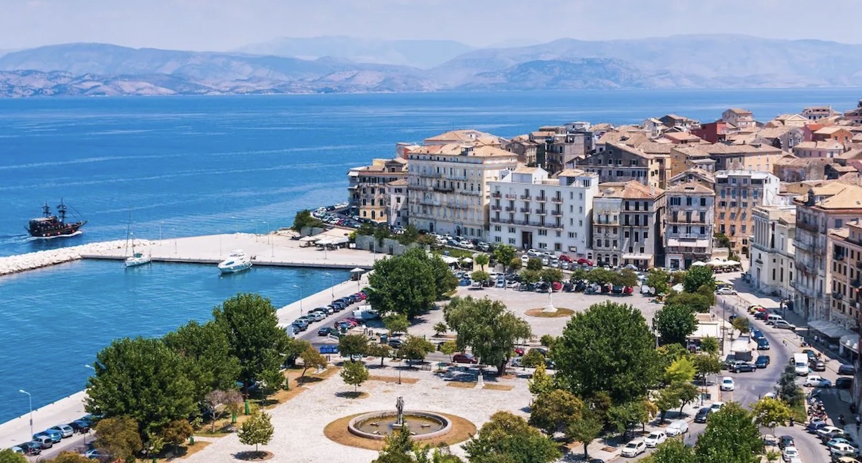 Ragazzi italiani in vacanza, orrore nel residence: il volo terrificante, poi le urla Ragazzi italiani in vacanza, orrore nel residence: il volo terrificante, poi le urla