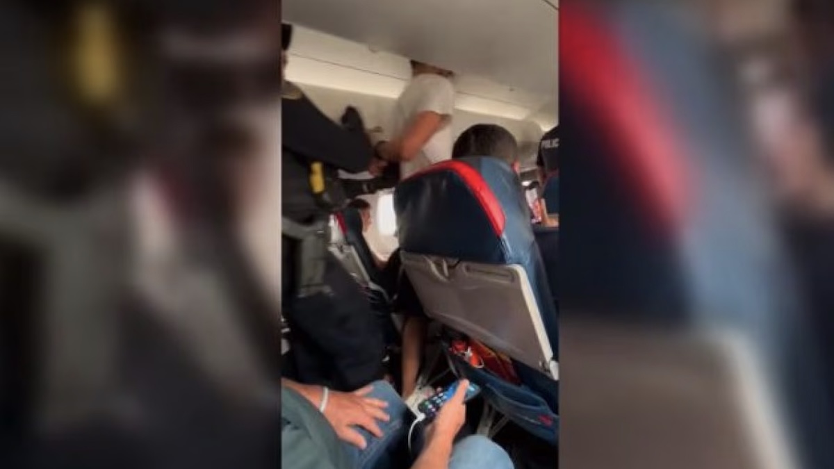 Terrore a bordo dell’areo, passeggero si lancia sul portellone: “Lo sta facendo, aiuto!” Terrore a bordo dell’areo, passeggero si lancia sul portellone: “Lo sta facendo, aiuto!”