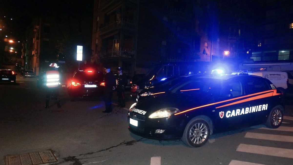 Italia, caos in pieno centro: armato di machete. “Chiudetevi in casa” Italia, caos in pieno centro: armato di machete. “Chiudetevi in casa”