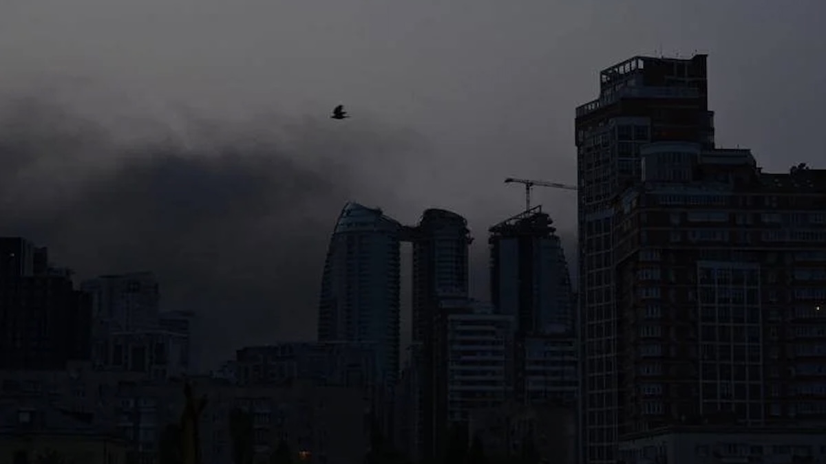 Ucraina, nella notte massiccio attacco di droni su Kiev. La Russia fa tremare il mondo: “Ne ha pronti 2mila” Ucraina, nella notte massiccio attacco di droni su Kiev. La Russia fa tremare il mondo: “Ne ha pronti 2mila”