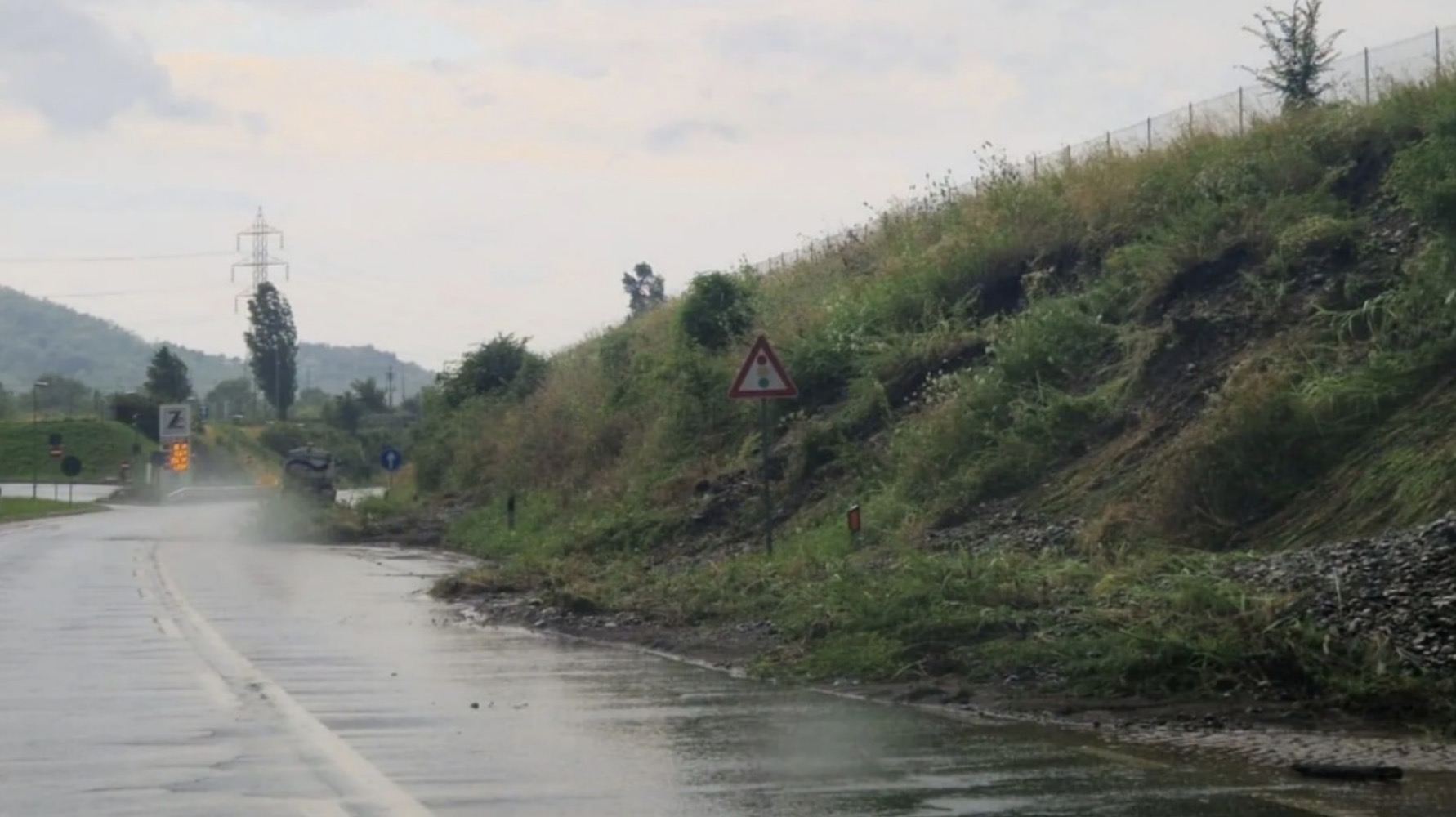 grossa frana sulla statale traffico in tilt strade bloccate e rischio altissimo
