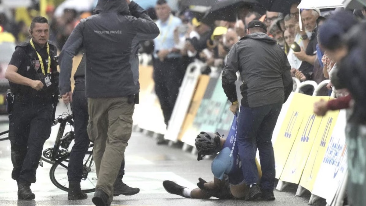 shock al tour de france finisce malissimo interviene la polizia e lo schianta a terra