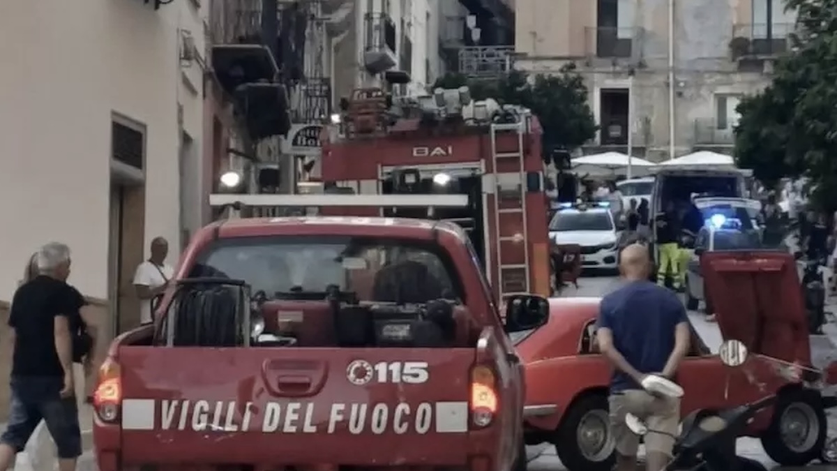 Italia. Con l’auto sulla folla, investe una famiglia intera: scontro violentissimo Italia. Con l’auto sulla folla, investe una famiglia intera: scontro violentissimo