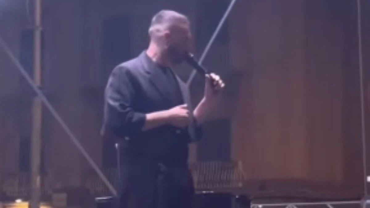 “Sono gay e allora…”. Il cantante italiano sale sul palco, poi la rivelazione “Sono gay e allora…”. Il cantante italiano sale sul palco, poi la rivelazione