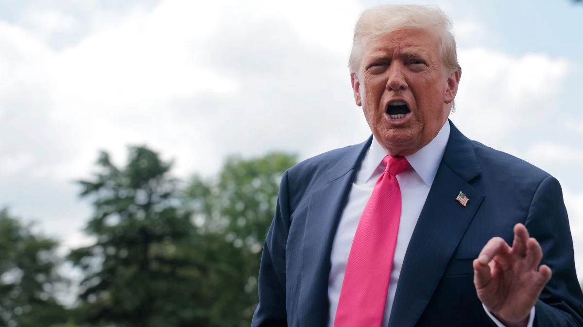 Trump, l’ultima follia: vuole decidere il nome della squadra di football e minaccia: “O così o niente stadio” Trump, l’ultima follia: vuole decidere il nome della squadra di football e minaccia: “O così o niente stadio”