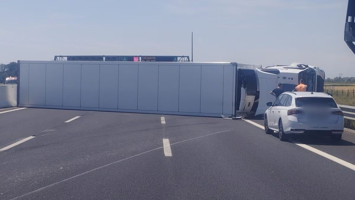 Esplode una gomma, il tir sbanda e si ribalta: terrore in autostrada, traffico paralizzato Esplode una gomma, il tir sbanda e si ribalta: terrore in autostrada, traffico paralizzato