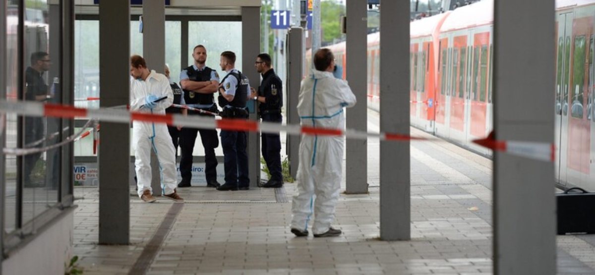Attacco shock sul treno, urla e sangue. Scene da film dell’orrore