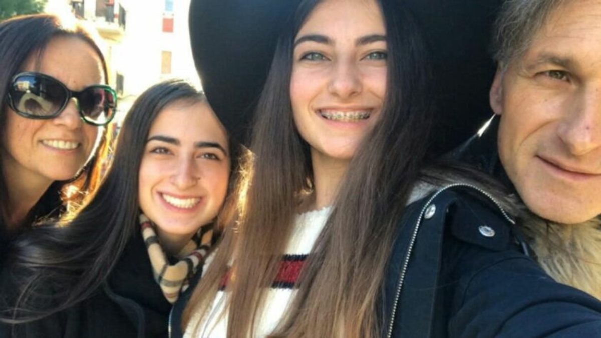 Adriana si laurea, lo stesso giorno la tragedia terrificante: mamma e papà morti insieme così