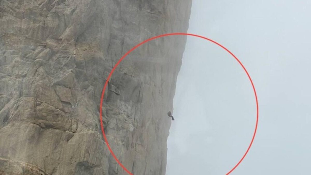 Ore di paura sul Monte Bianco: alpinista sospeso nel vuoto Ore di paura sul Monte Bianco: alpinista sospeso nel vuoto
