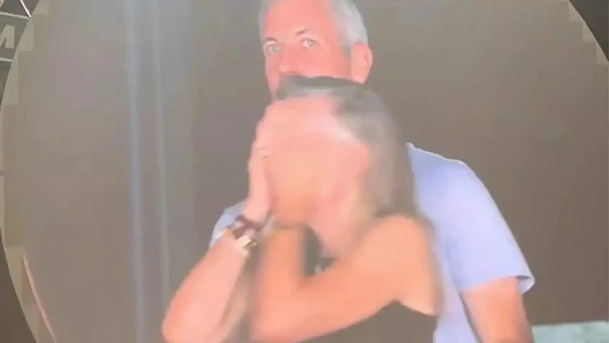 Coldplay, la coppia sulla kiss cam e le conseguenze: il gesto silenzioso che ha cambiato tutto Coldplay, la coppia sulla kiss cam e le conseguenze: il gesto silenzioso che ha cambiato tutto