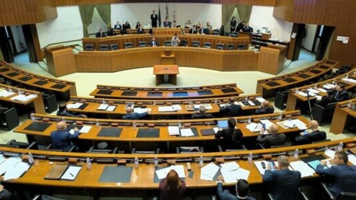 Assessora indagata per corruzione, interviene Schifani e cambia le carte in tavola Assessora indagata per corruzione, interviene Schifani e cambia le carte in tavola
