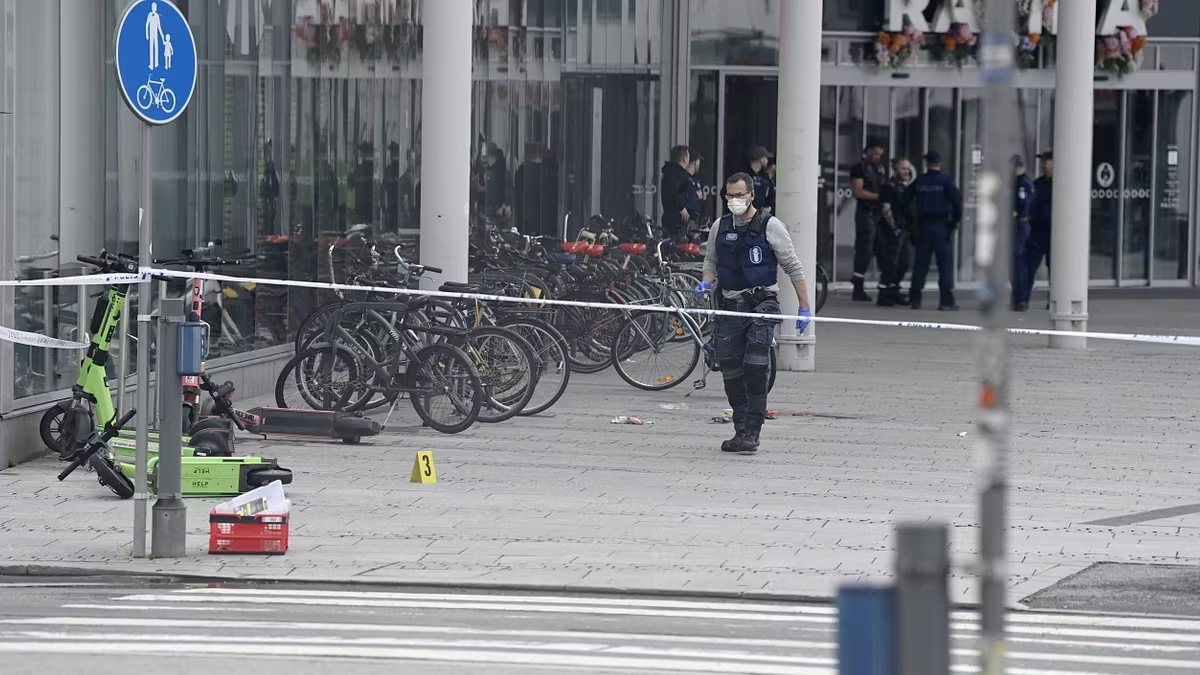 Attacco brutale al centro commerciale, persone in fuga e sangue ovunque: il dramma in un attimo