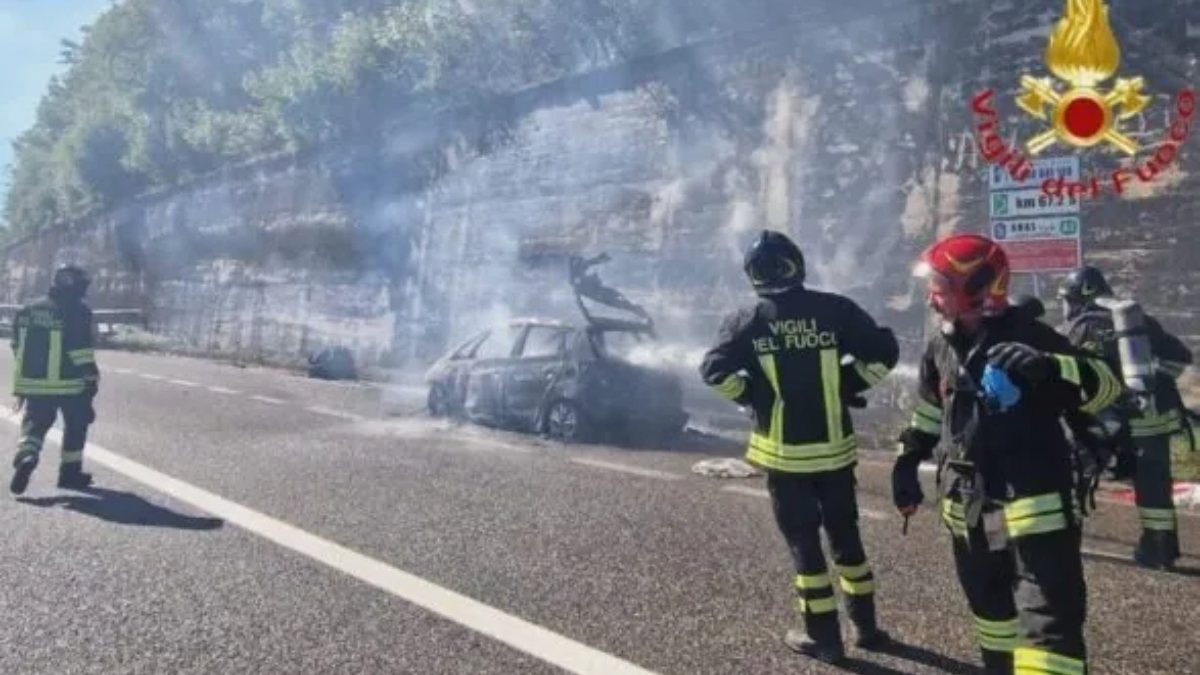 Auto in fiamme in autostrada, a bordo un bambino. Intervengono i soccorsi e quello che succede commuove tutti Auto in fiamme in autostrada, a bordo un bambino. Intervengono i soccorsi e quello che succede commuove tutti