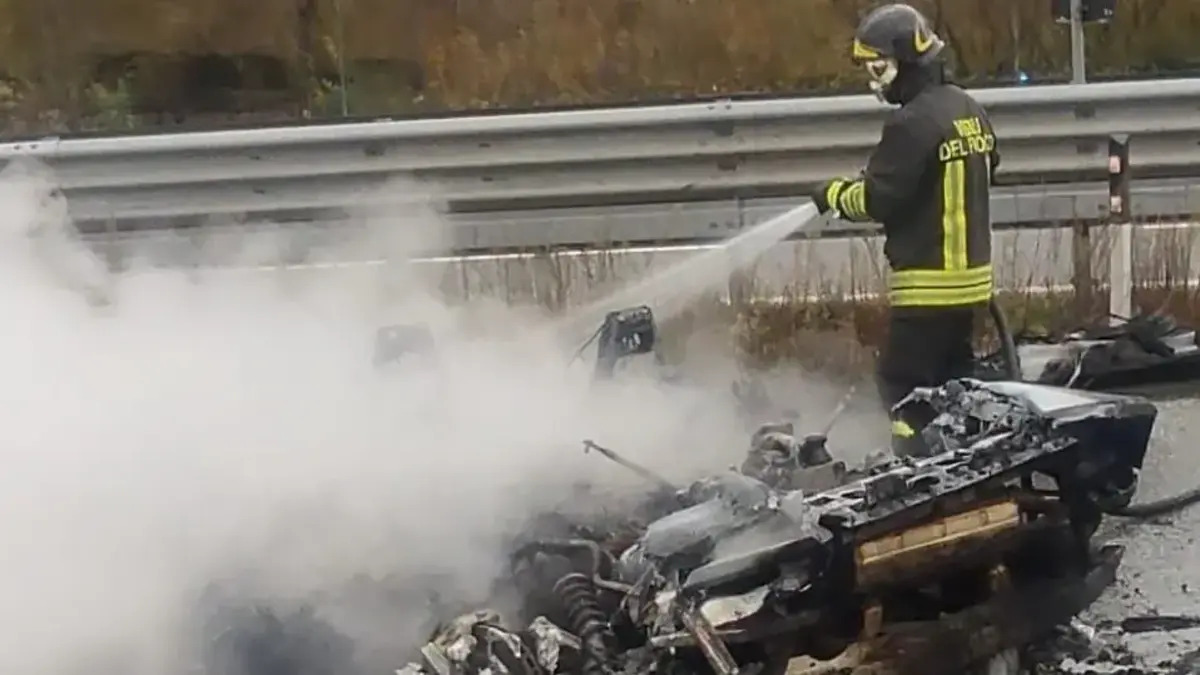 Incendio in strada: auto in fiamme e paura, traffico impazzito Incendio in strada: auto in fiamme e paura, traffico impazzito