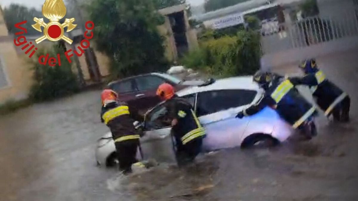 Nubifragio in Italia: strade allagate e persone intrappolate nelle auto. Succede di tutto Nubifragio in Italia: strade allagate e persone intrappolate nelle auto. Succede di tutto