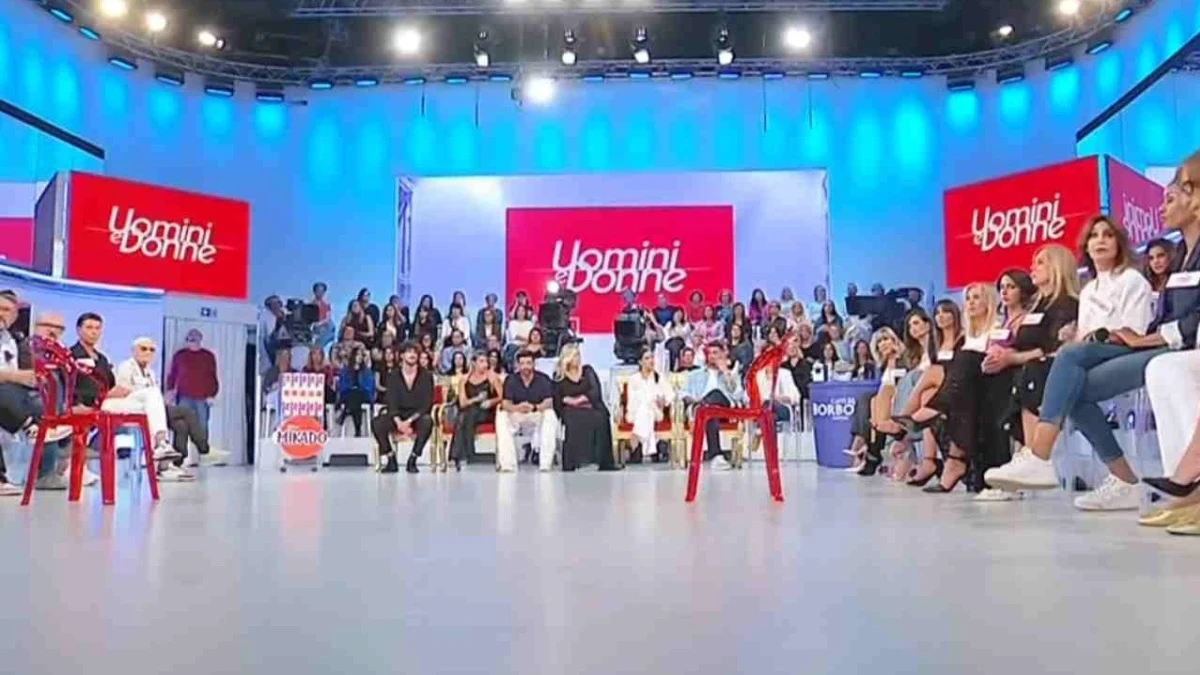 “Si sono lasciati”. Uomini e Donne, scoppia la coppia più chiacchierata del trono over “Si sono lasciati”. Uomini e Donne, scoppia la coppia più chiacchierata del trono over