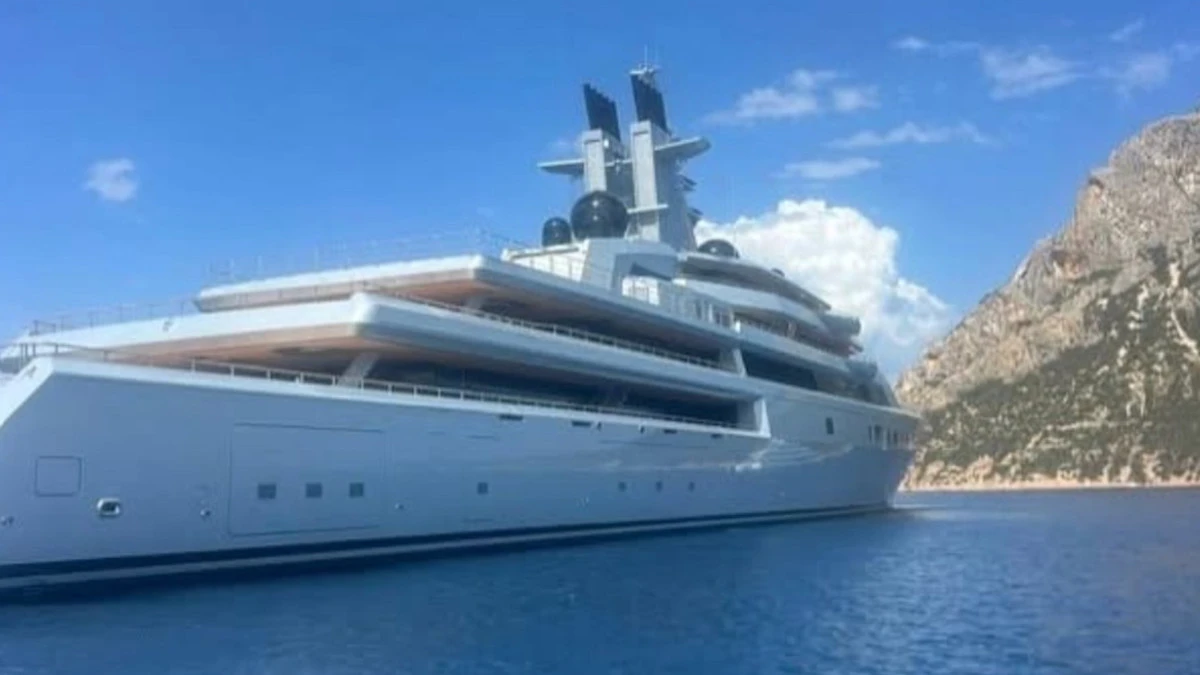 “Ma è suo”. Si presenta in Sardegna con uno yacht da 450 milioni euro. Tutti scioccati: si scopre di chi è il proprietario “Ma è suo”. Si presenta in Sardegna con uno yacht da 450 milioni euro. Tutti scioccati: si scopre di chi è il proprietario