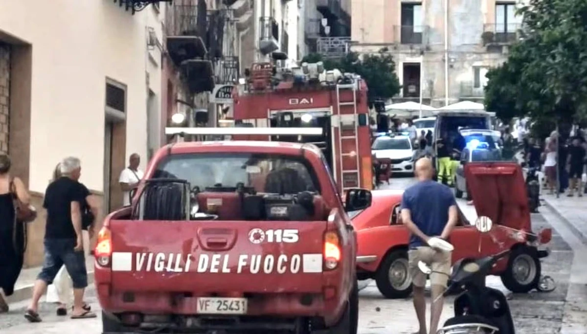 L’auto piomba nella zona pedonale, travolta una famiglia: orrore in Italia L’auto piomba nella zona pedonale, travolta una famiglia: orrore in Italia