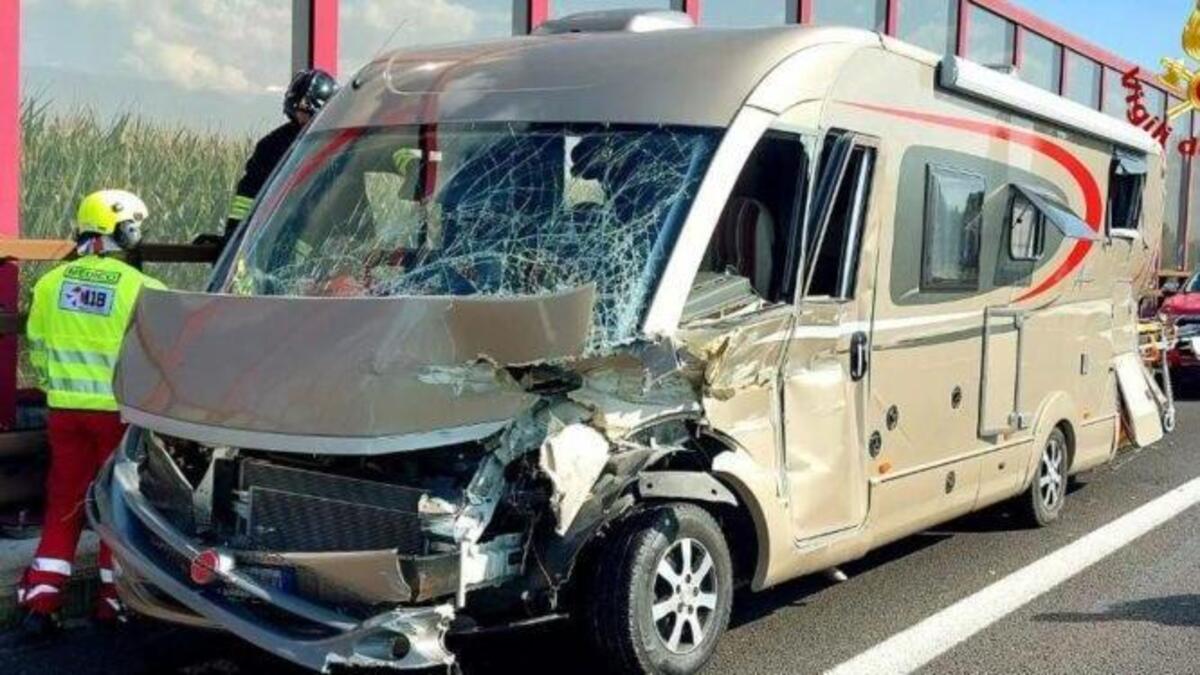 Tragedia in autostrada, mamma perde il controllo del camper: “A bordo anche due fratellini” Tragedia in autostrada, mamma perde il controllo del camper: “A bordo anche due fratellini”