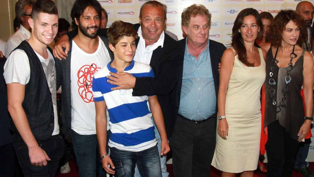 I Cesaroni “cacciano” i bimbi dal centro estivo e occupano la scuola per le riprese. I genitori: «Siamo furiosi»