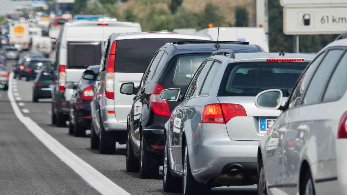 Caos in autostrada, camion si ribalta: code chilometriche. Soccorsi d’emergenza per gli automobilisti Caos in autostrada, camion si ribalta: code chilometriche. Soccorsi d’emergenza per gli automobilisti