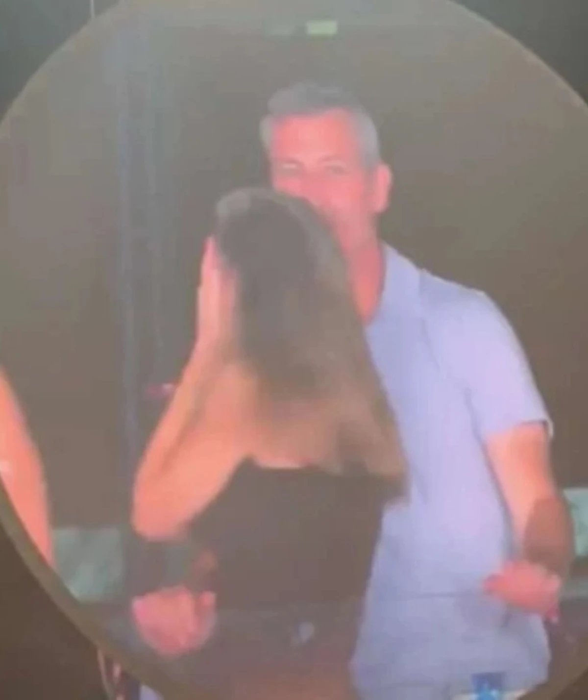 colleghi amanti bacio video