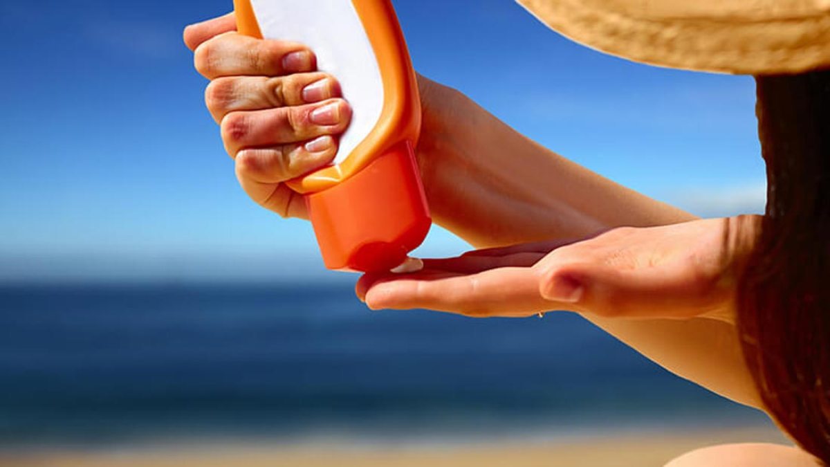 Crema solare, i 5 errori che mettono a rischio la tua salute. Attenzione Crema solare, i 5 errori che mettono a rischio la tua salute. Attenzione