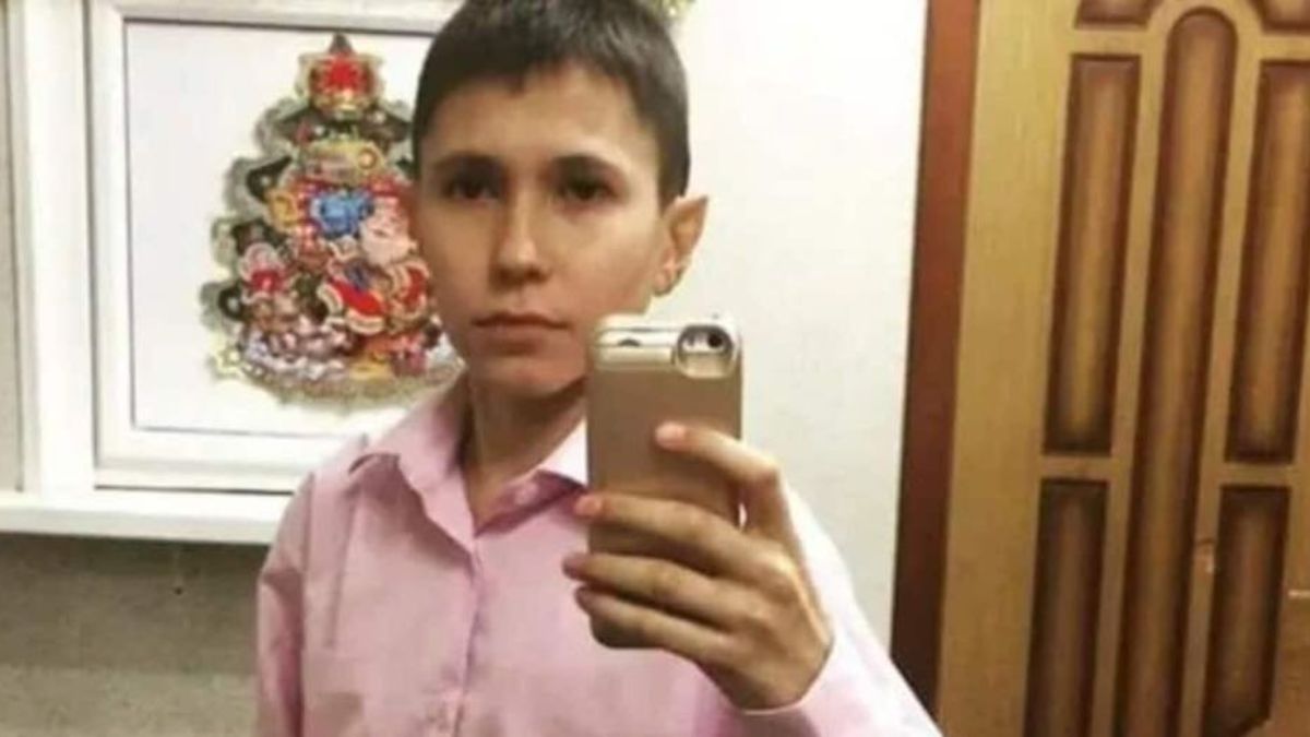 Ha 37 anni ma sembra un ragazzo: la vita incredibile di Denis, l’uomo che non invecchia più Ha 37 anni ma sembra un ragazzo: la vita incredibile di Denis, l’uomo che non invecchia più