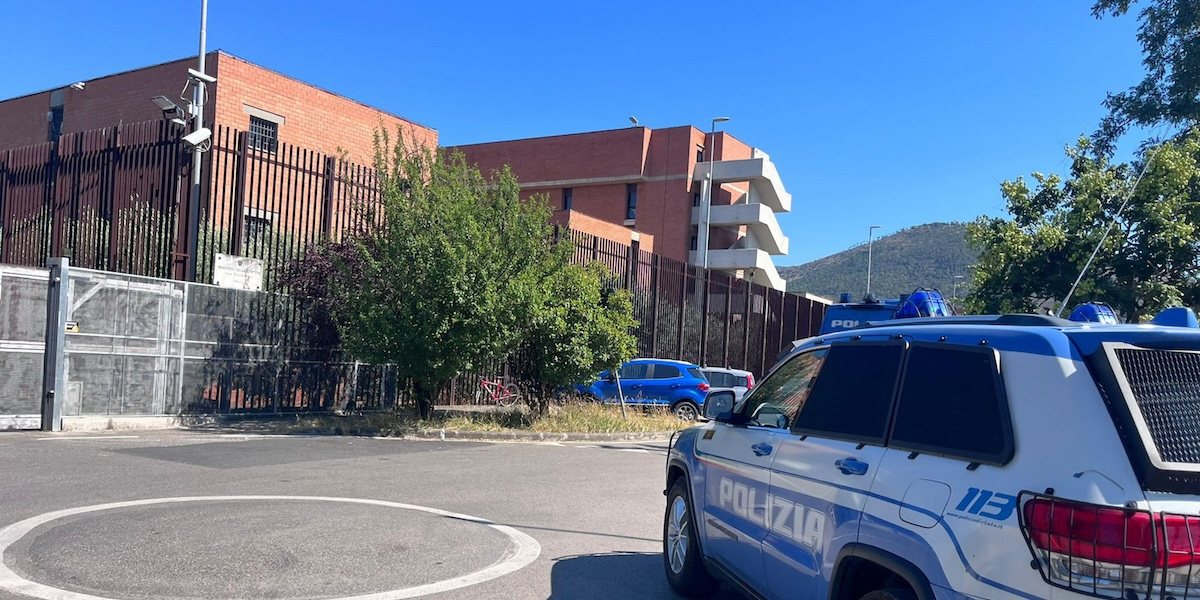 Orrore alla Dogaia, detenuto trovato morto in isolamento. È giallo Orrore alla Dogaia, detenuto trovato morto in isolamento. È giallo