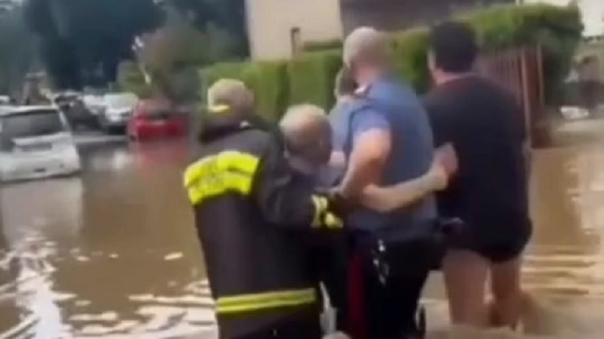 Esonda il fiume in Italia, persone intrappolate nell’acqua: video da brividi Esonda il fiume in Italia, persone intrappolate nell’acqua: video da brividi