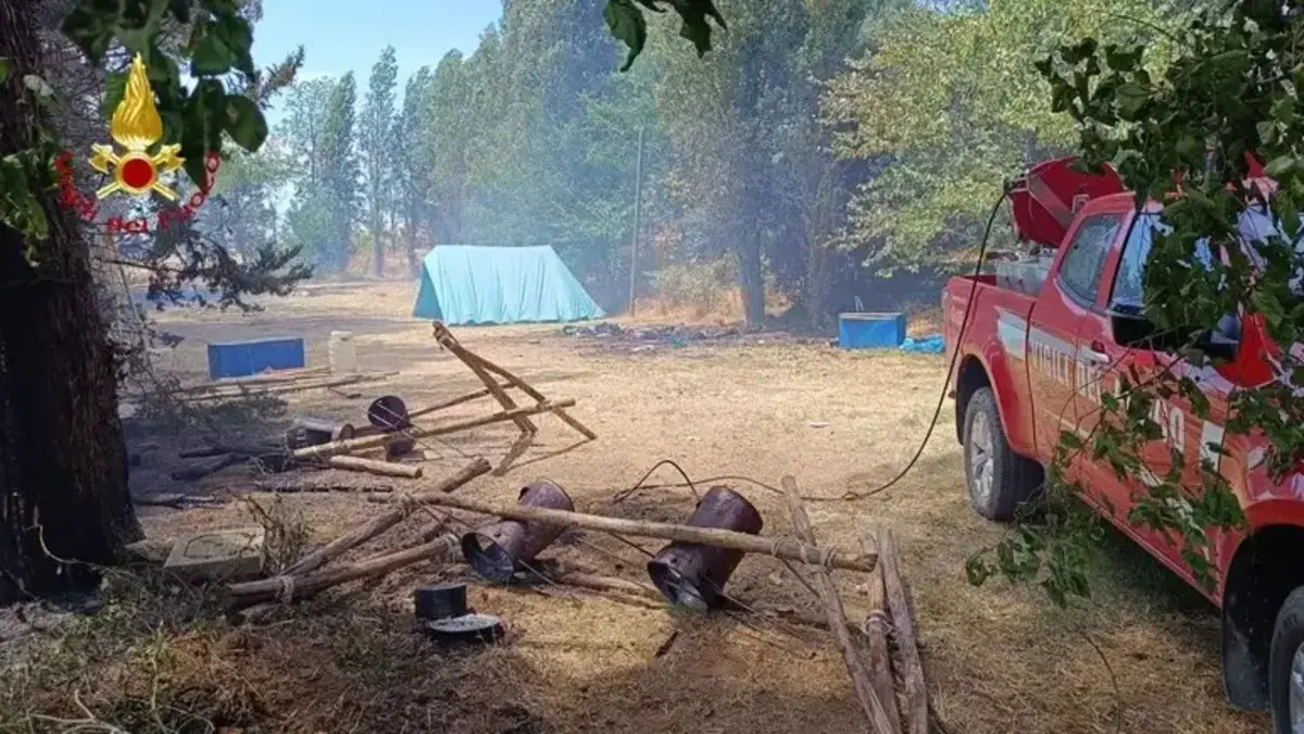 Incendio in Italia, scout in pericolo di vita: cosa fanno i vigili del fuoco