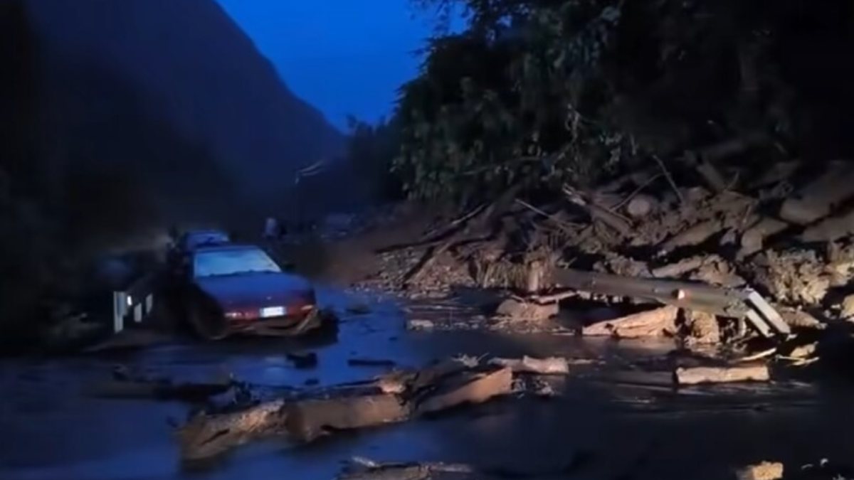 “Sembrava un terremoto…”. Maltempo impazzito, frana travolge le auto: paura in Italia “Sembrava un terremoto…”. Maltempo impazzito, frana travolge le auto: paura in Italia