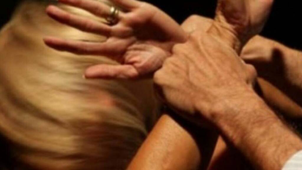 La moglie lo rimprovera per l’alcol, lui non ci vede più dalla rabbia: “Uccisa a morsi, tutto davanti ai figli”. Orrore
