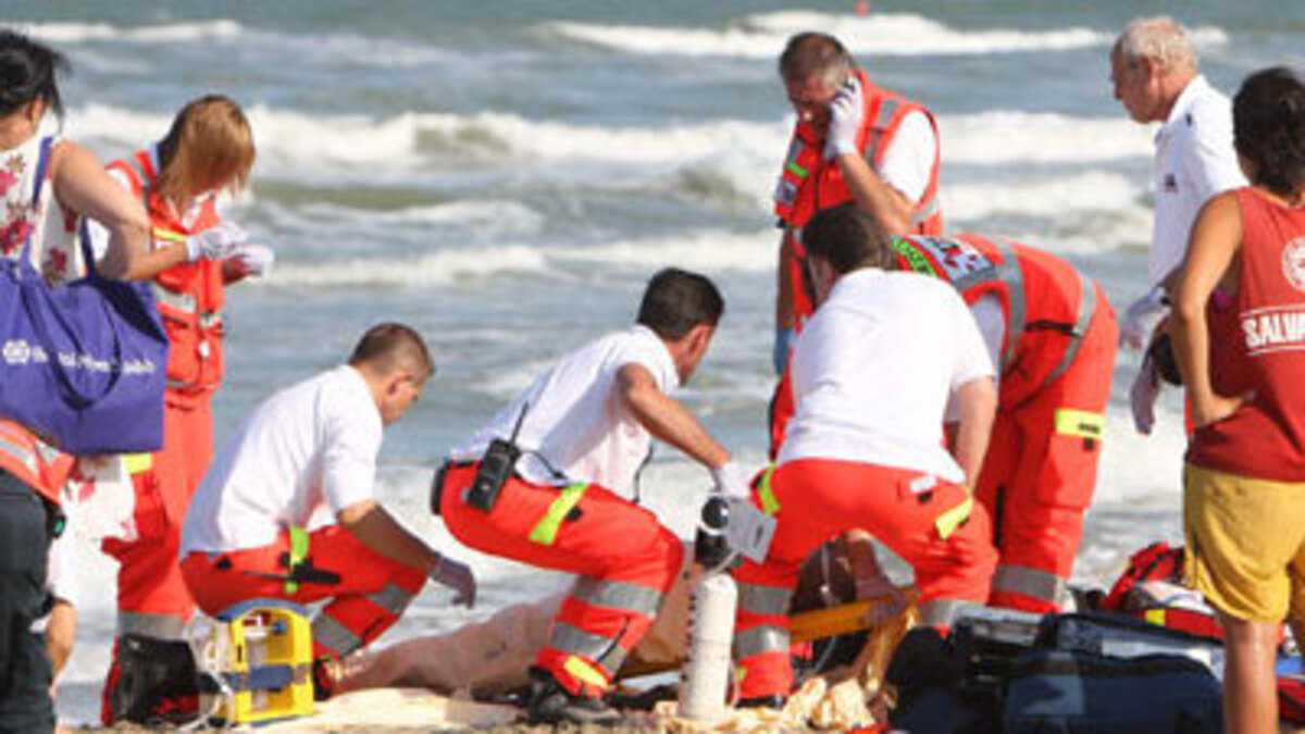 tragedia in spiaggia fratellini muoiono annegati l8217ultimo gesto del pap224 232 da brividi nulla da fare