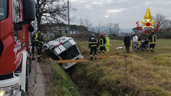 Spaventoso incidente in Italia, pulmino con a bordo disabili finisce fuori strada: il bilancio
