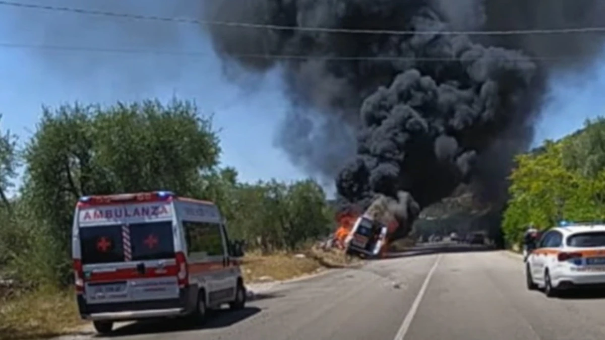 Impatto devastante con una ambulanza, i veicoli coinvolti prendono fuoco: tragedia sulla strada (VIDEO) Impatto devastante con una ambulanza, i veicoli coinvolti prendono fuoco: tragedia sulla strada (VIDEO)
