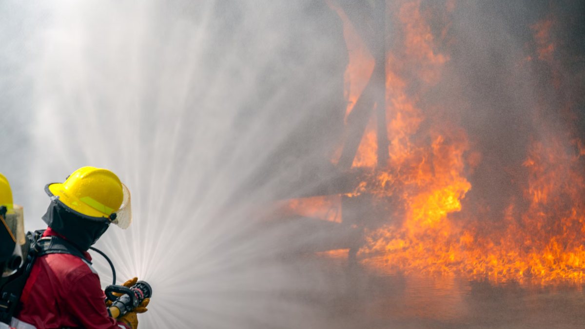 “Chiudetevi in casa!”. Esplosione in una fabbrica, nube tossica copre tutto. Aria irrespirabile “Chiudetevi in casa!”. Esplosione in una fabbrica, nube tossica copre tutto. Aria irrespirabile
