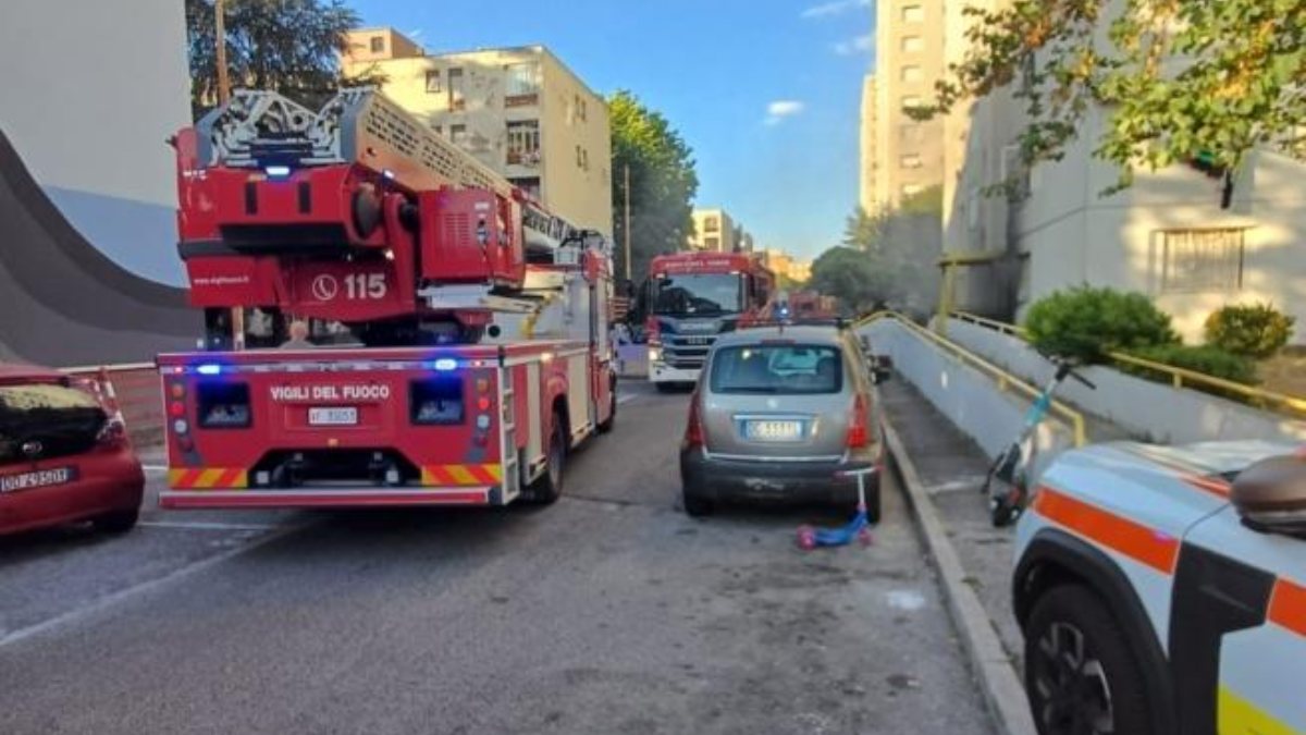 Italia, palazzo in fiamme: fumo nero e urla. Incendio devastante Italia, palazzo in fiamme: fumo nero e urla. Incendio devastante