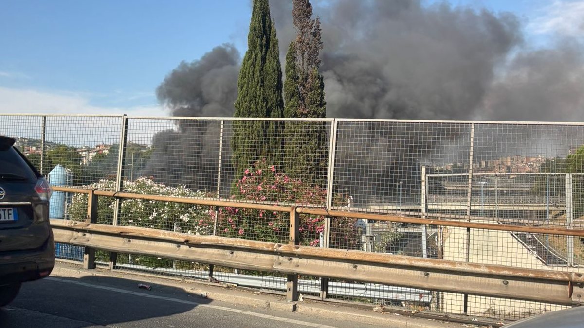 Italia, un altro vasto incendio! Grossa colonna di fumo nero, soccorsi sul posto Italia, un altro vasto incendio! Grossa colonna di fumo nero, soccorsi sul posto