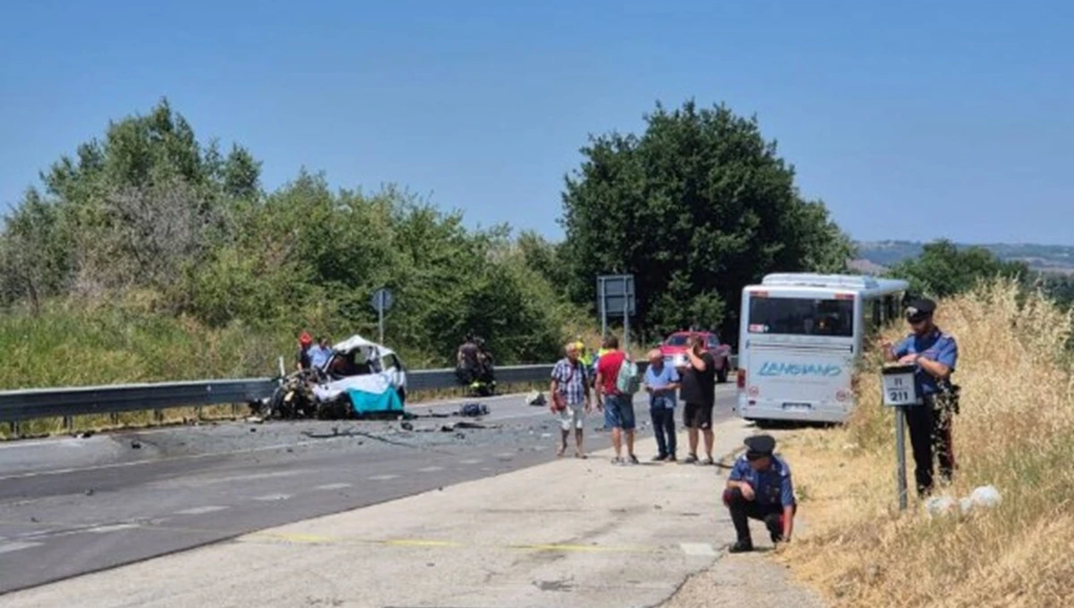 Incidente stradale: auto si schianta contro autobus, una vittima Incidente stradale: auto si schianta contro autobus, una vittima