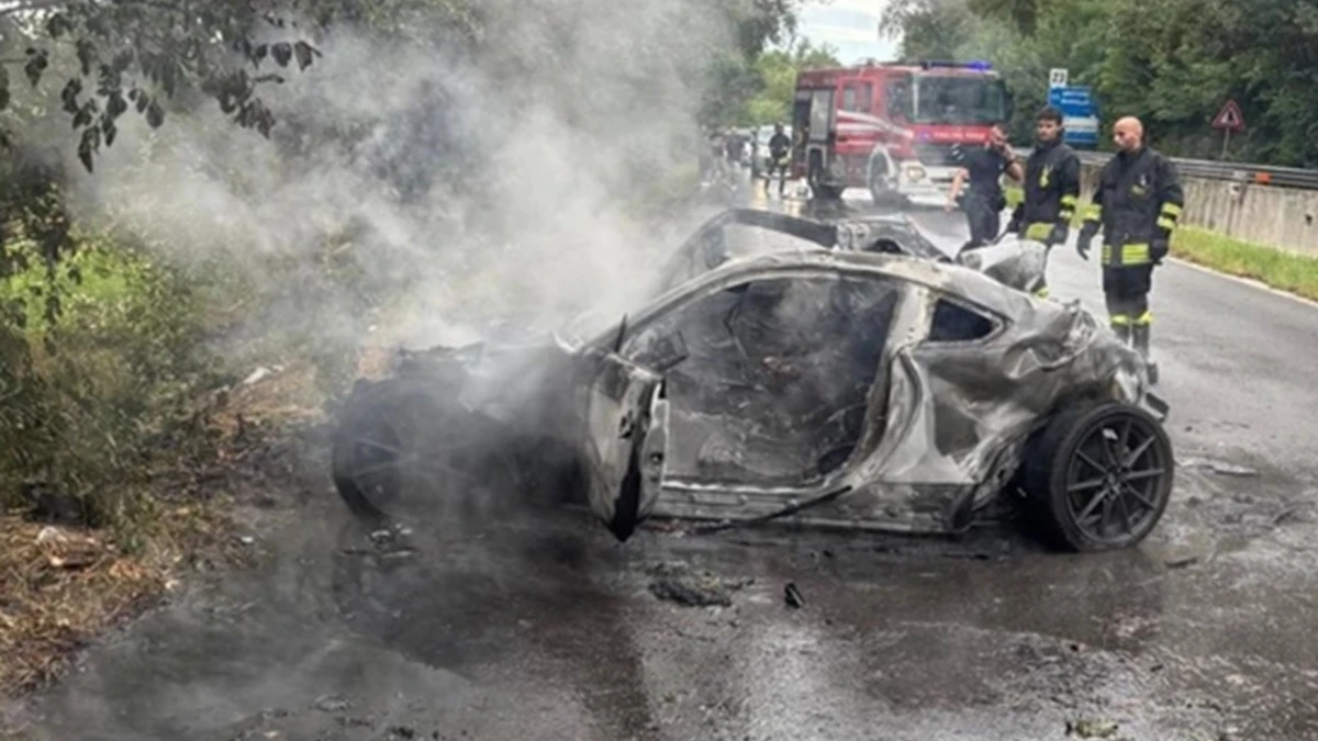 Tragedia sulla strada: auto in fiamme dopo l’incidente, addio proprio a lei Tragedia sulla strada: auto in fiamme dopo l’incidente, addio proprio a lei