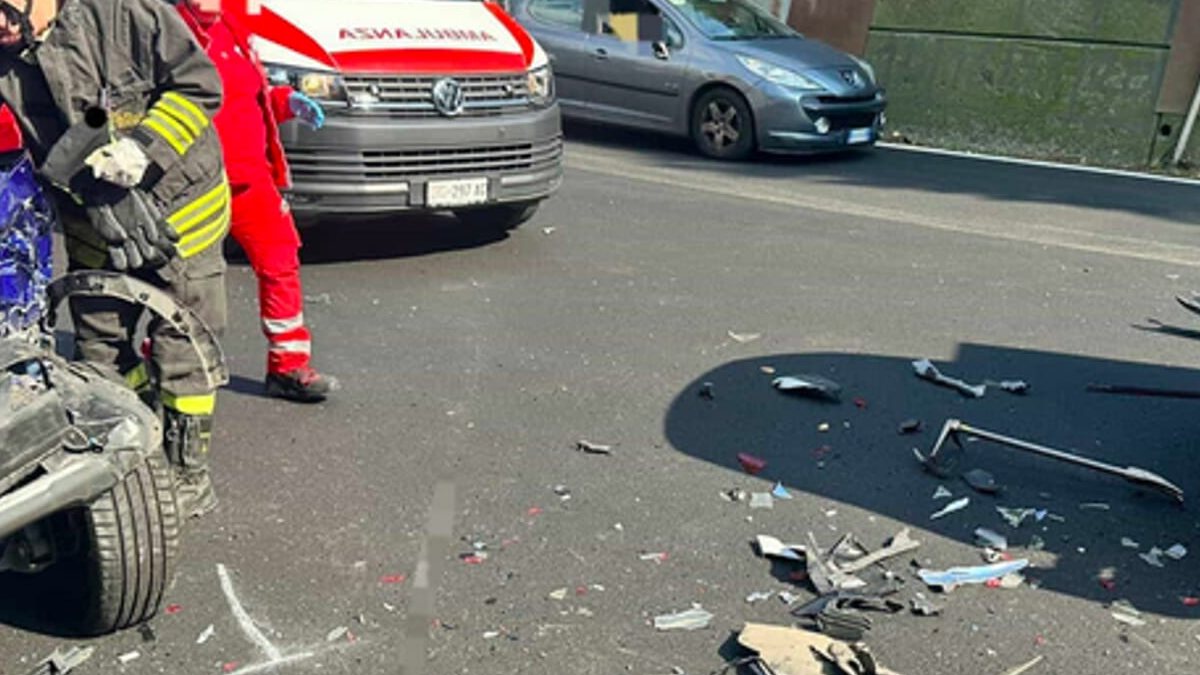 Terribile schianto con un camion, muore sul colpo. Strada bloccata per ore, traffico in tilt Terribile schianto con un camion, muore sul colpo. Strada bloccata per ore, traffico in tilt