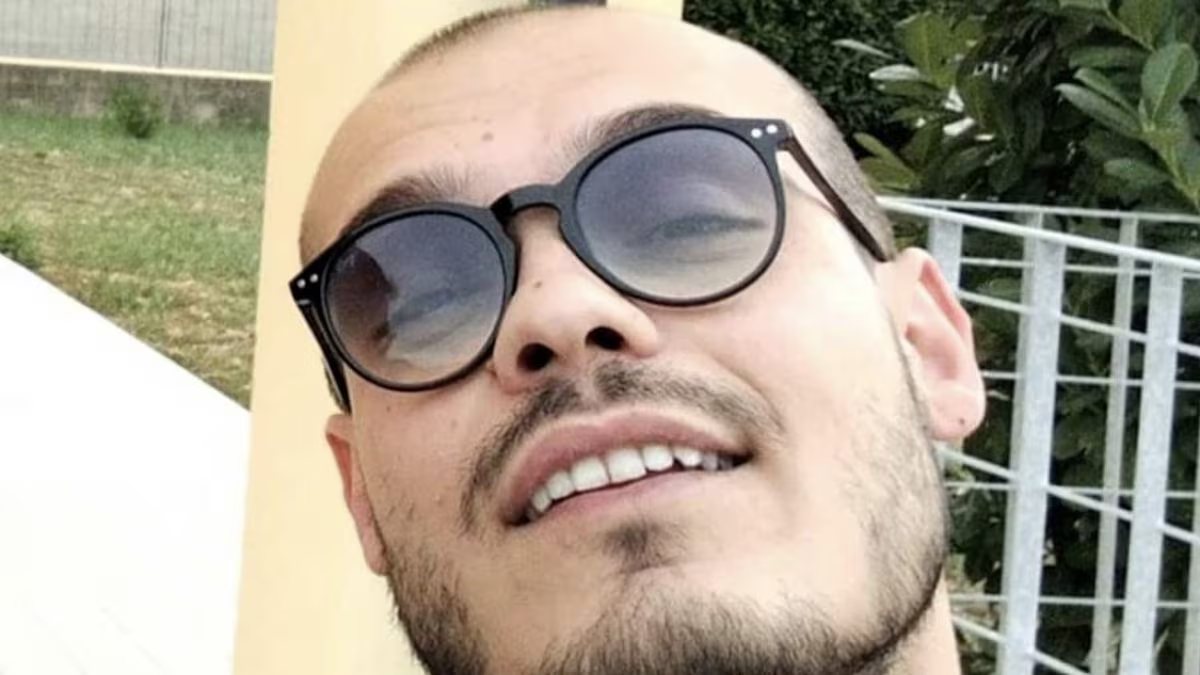 “Era sempre sorridente”. Lorenzo muore in un tragico incidente, shock tra amici e colleghi “Era sempre sorridente”. Lorenzo muore in un tragico incidente, shock tra amici e colleghi